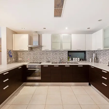 Pender Lux Complex - 3br Unit With Private Parking By 360 Estates *