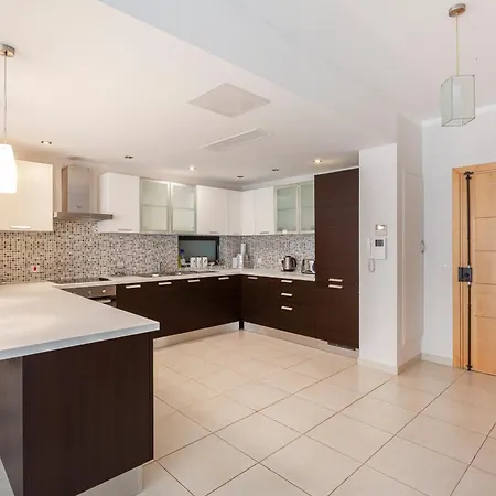 Pender Lux Complex - 3br Unit With Private Parking By 360 Estates