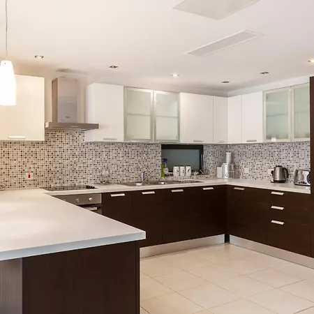 Pender Lux Complex - 3br Unit With Private Parking By 360 Estates *