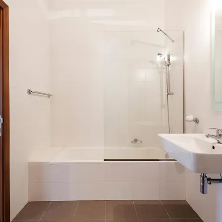 Pender Lux Complex - 3br Unit With Private Parking By 360 Estates